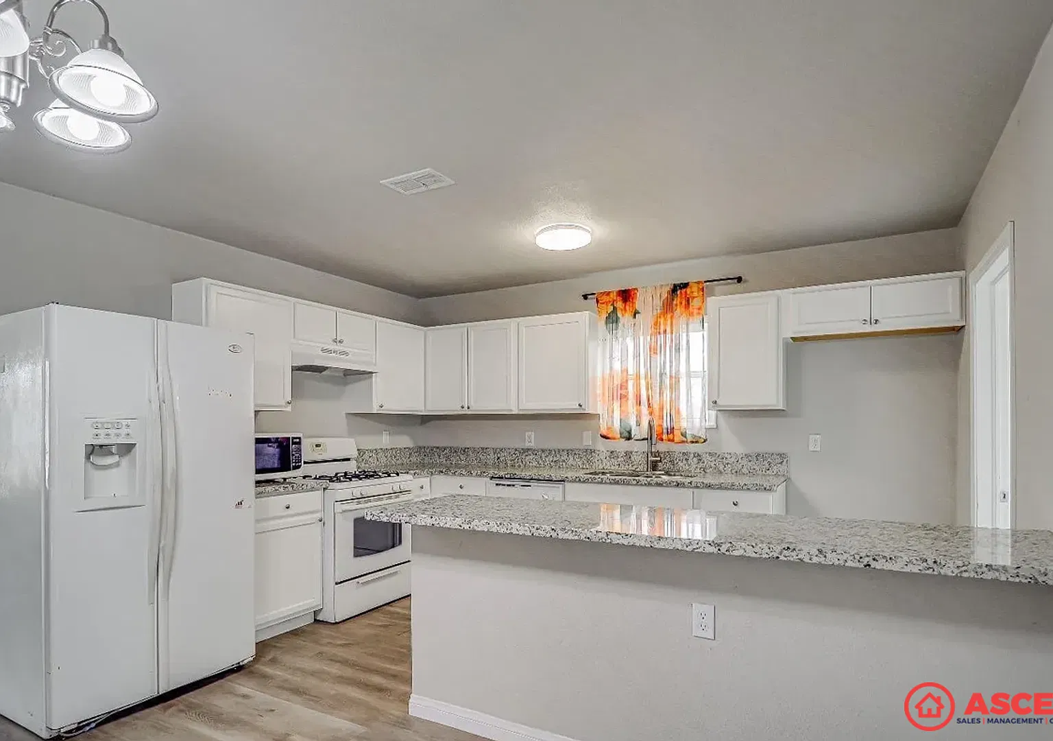 Spacious 3BD/1BA in Bakersfield! — Photo 4