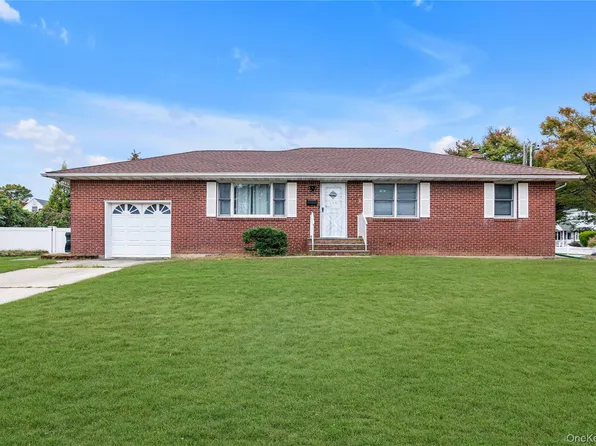 459 Albany Avenue, Lindenhurst, NY 11757