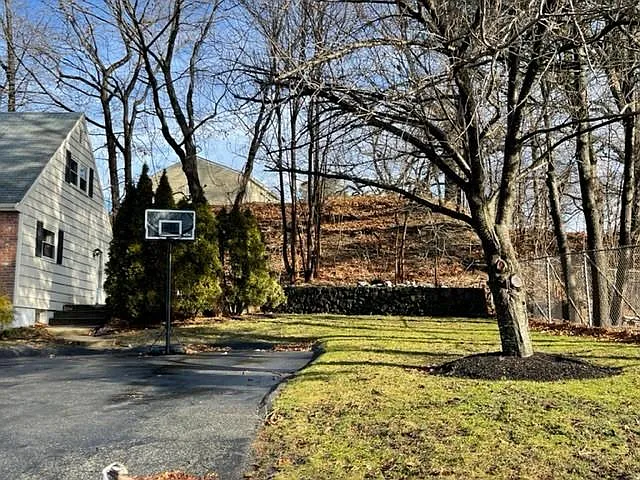 137 Sylvester Ave — Photo 4