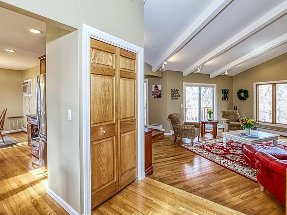 5th image of 2108 Manor Dr