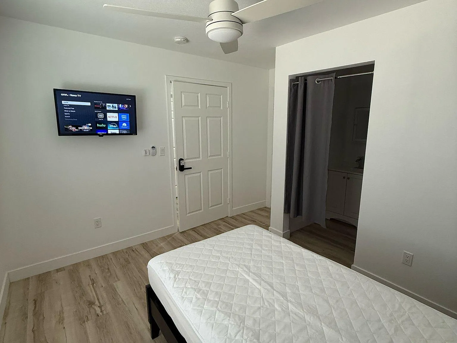 4 bed, 9.0 bath, 2300 sqft, $949 — Photo 3