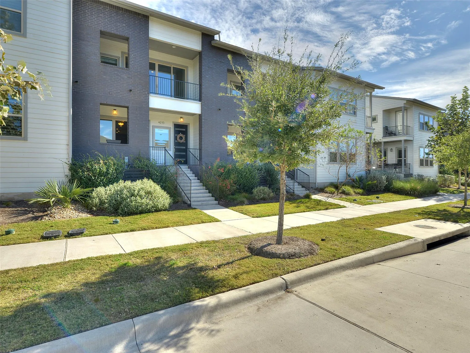 3 bed, 2.5 bath, 2418 sqft, $4,395 — Photo 2