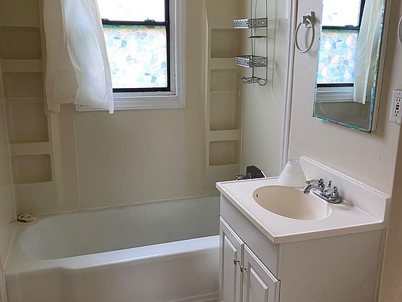 3rd image of 624 Linda Pl