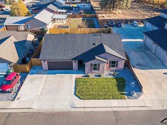 3rd image of 2605 Sapphire Ln