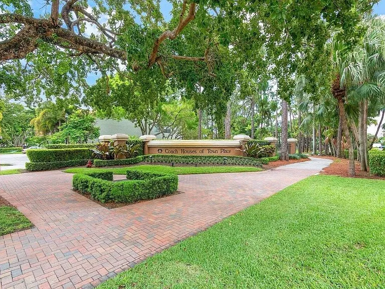 5520 Coach House Cir #G — Photo 6