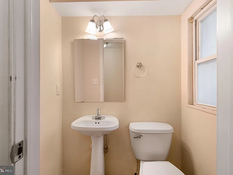 1123 W Lombard St — Photo 21