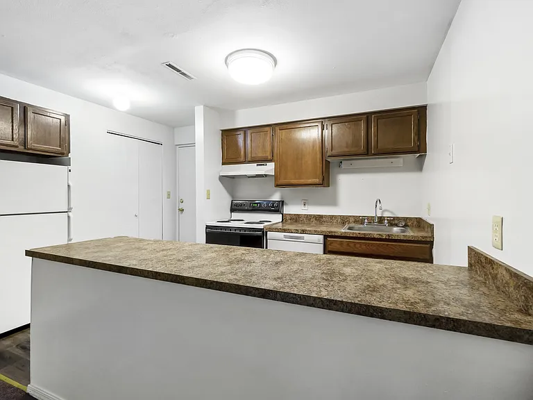 Greenwich Manor Apartments — Photo 37