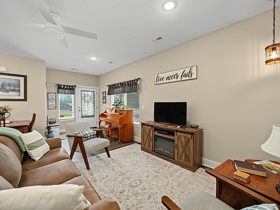 3rd image of 1007 Lingonberry Ln