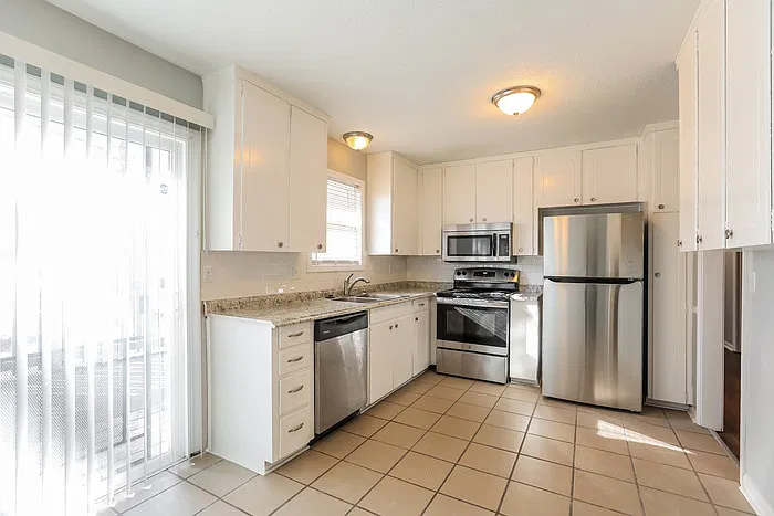 4 bed, 2.5 bath, 1840 sqft, $1,795 — Photo 3