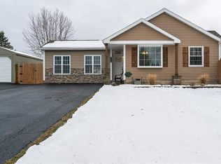 6165 Palisades Dr, Cicero, NY 13039