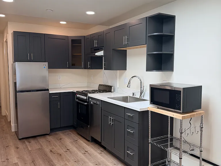 1321 Pine St — Photo 2
