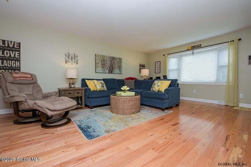 5th image of 198 Williamsburg Court