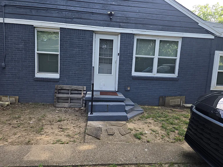side entry to kitchen