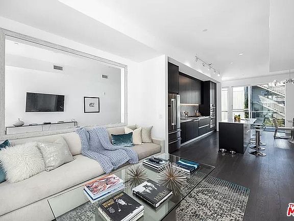 3rd image of 1345 Havenhurst Dr APT 14