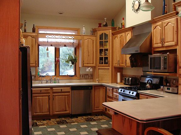 Hickory cabinets, stainless appliances, range hood w/warming light,& in-floor