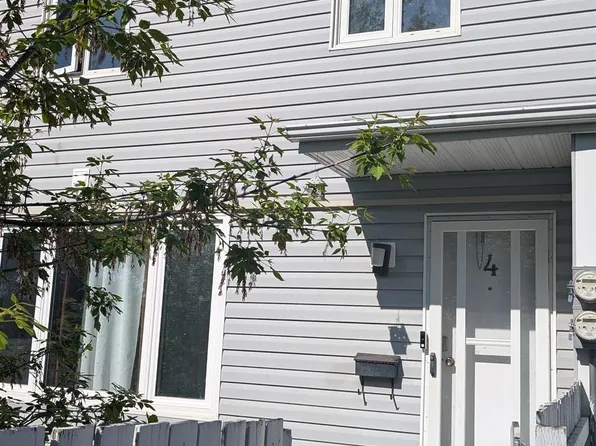 4 Amberly Ct NW, Edmonton, AB T5A 2H9