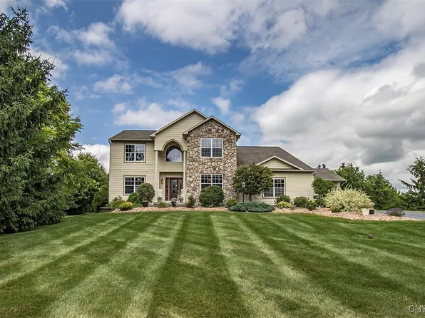 7991 Austrian Pine Cir, Manlius, NY 13104