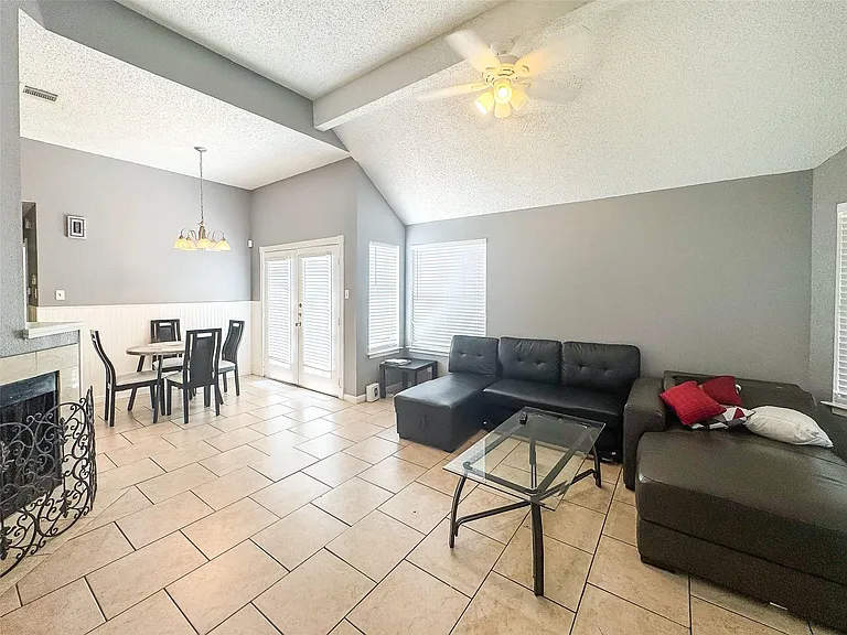 18579 N Lyford Dr — Photo 2