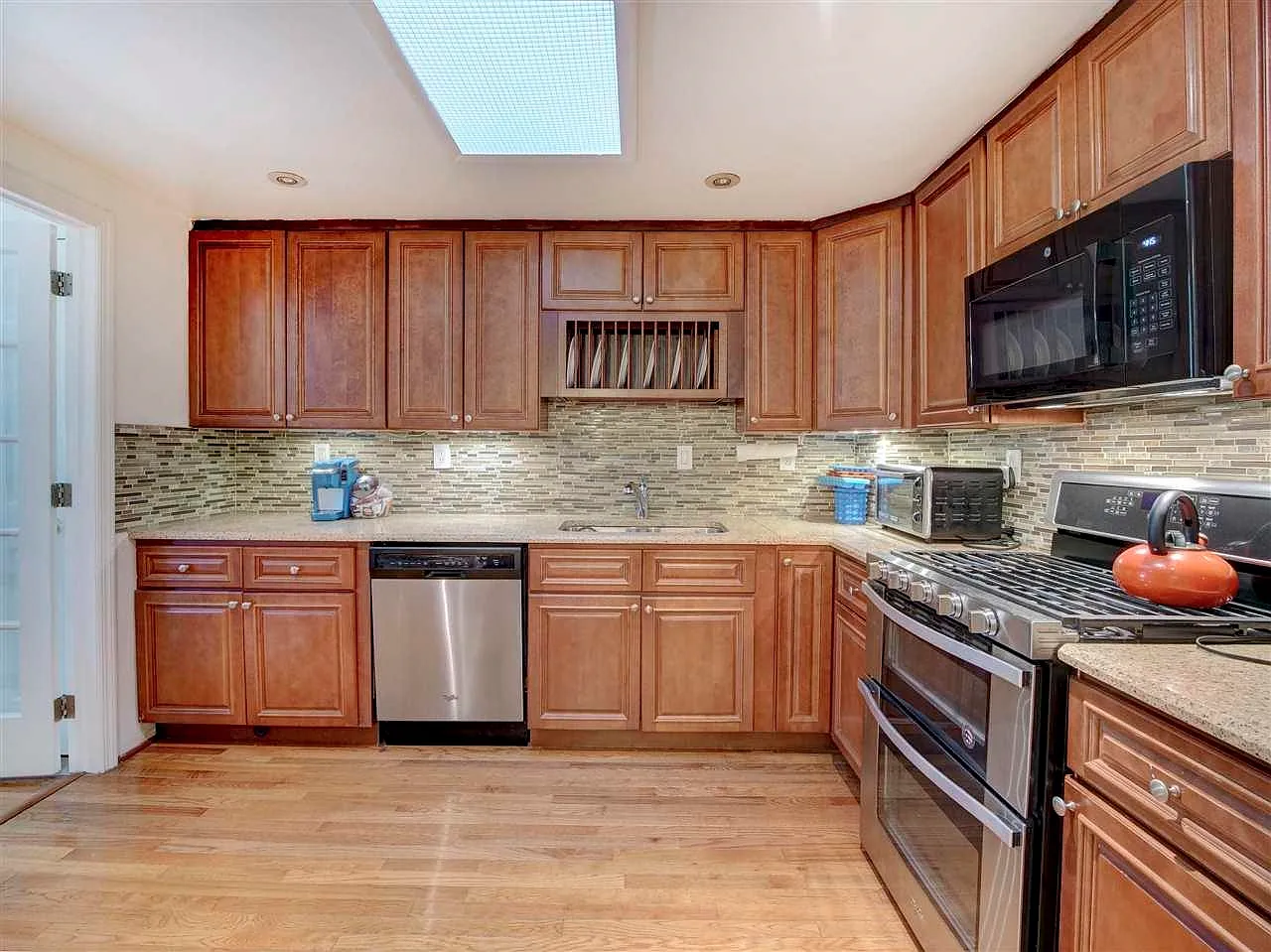 3 bed, 2.0 bath, $3,650 — Photo 3