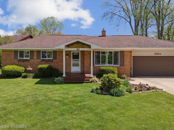 3854 Loch Dr, Highland, MI 48357