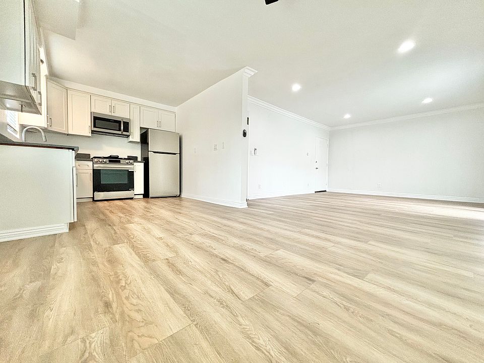 1st image of 11920 Burbank Blvd #17