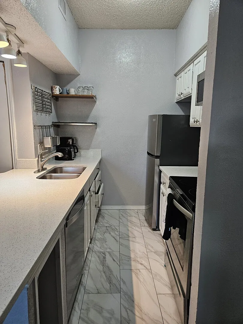 I30 World Cup Stay - 18 min to AT&T - Sleeps 2 - Public Transit — Photo 3