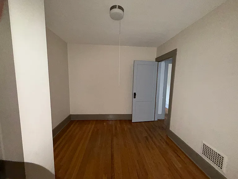 323 Arlington Ave #UPSTAIRS — Photo 7