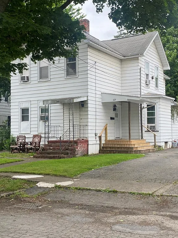 325 Norton St photo 1