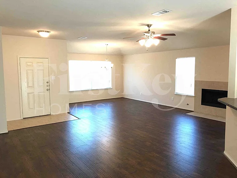 1218 Jewell Ln — Photo 3