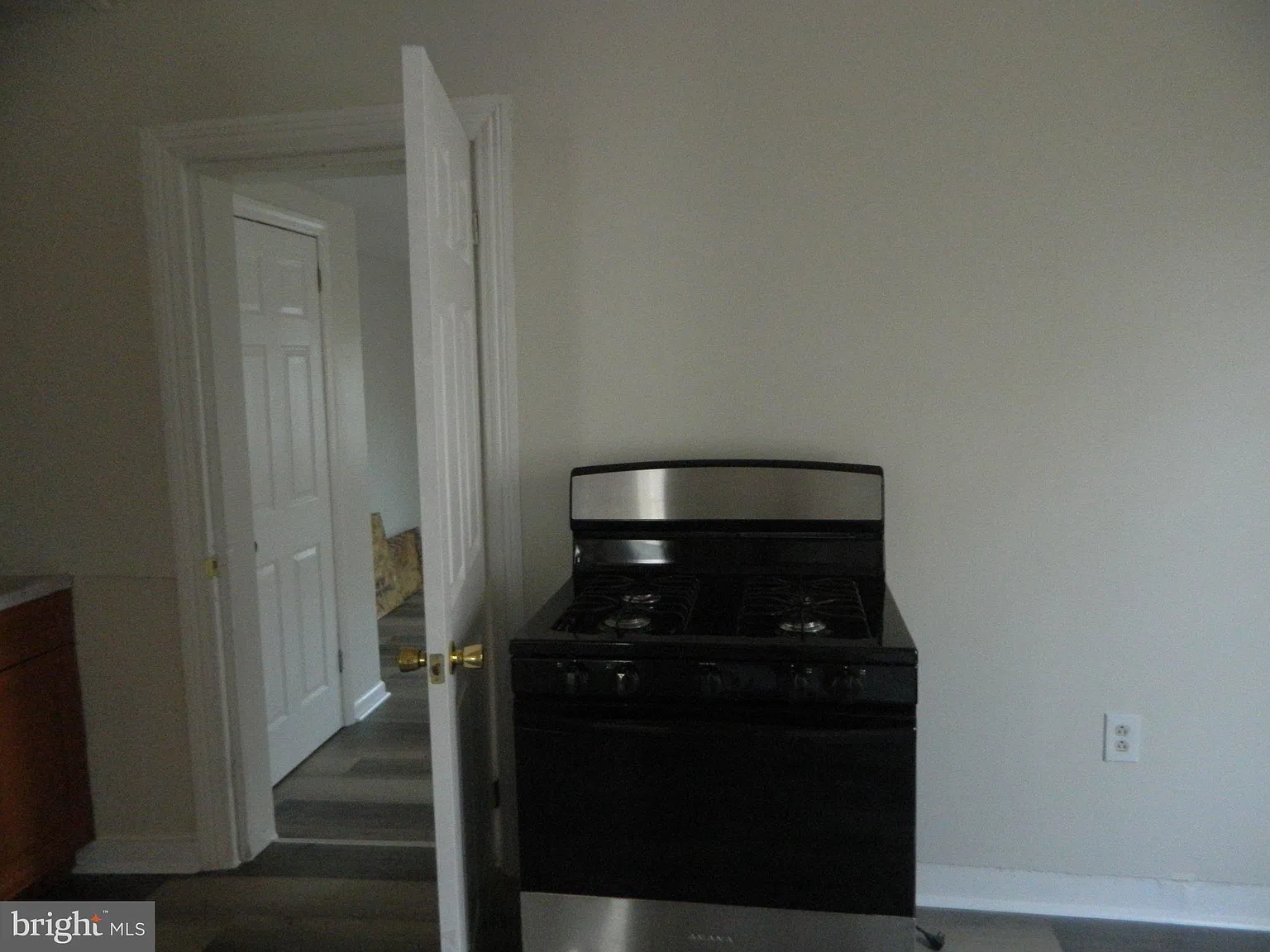 3 bed, 1.0 bath, 1008 sqft, $1,800 — Photo 4
