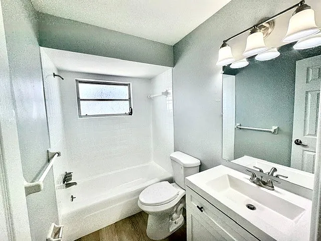 Devon Manor Apartments — Photo 20