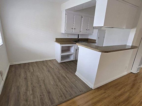 2nd image of 5732 N Willard Ave #43