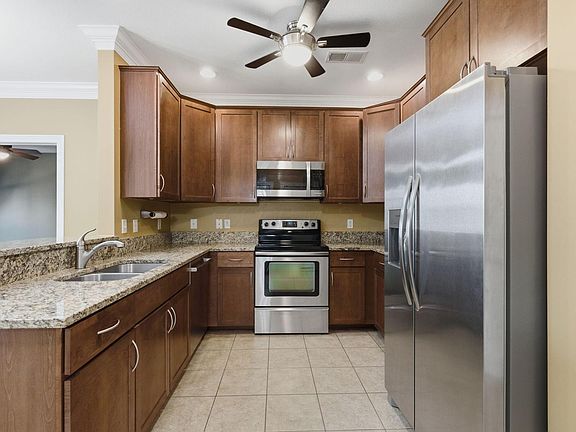 5th image of 936 Perry St APT 214