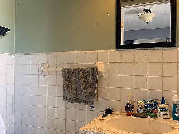 first floor 1/2 bathroom