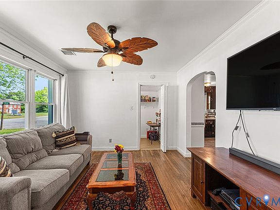 4th image of 3023 Gay Ave