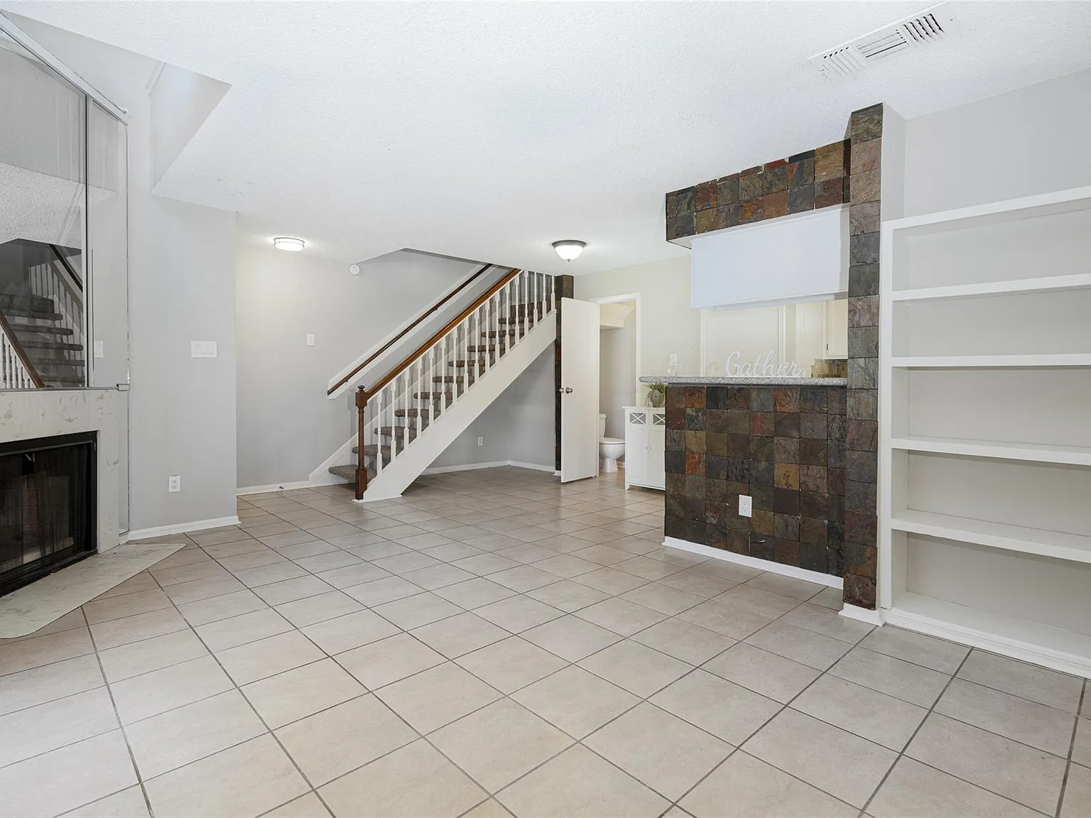 1 bed, 1.5 bath, 893 sqft, $1,200 — Photo 3