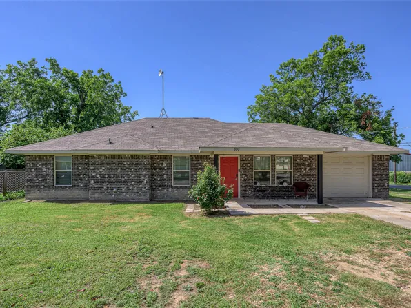 300 Pecan St, Honey Grove, TX 75446