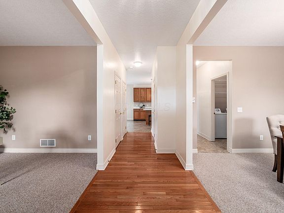 3rd image of 802 Edgewater Ln