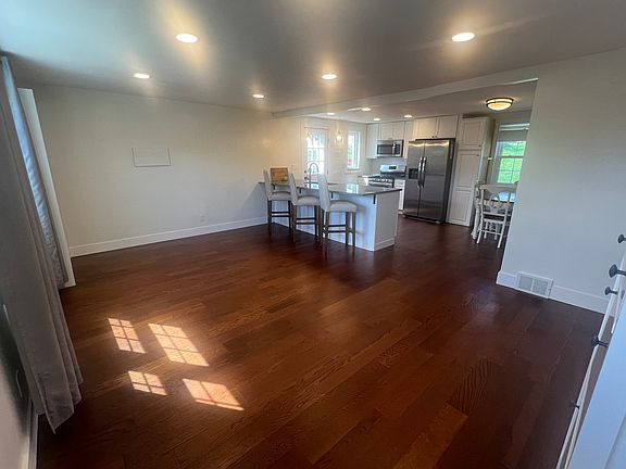 3rd image of 19 Robinhood Rd