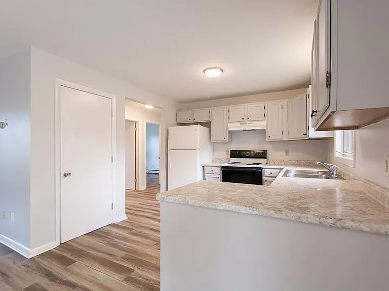 288 Duane Ave — Photo 17