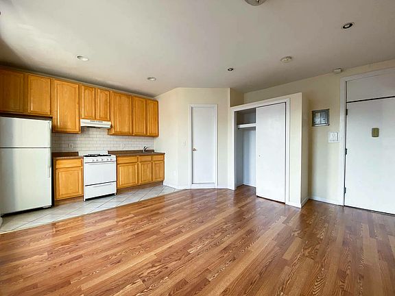 3rd image of 1904 3rd Ave #5CC