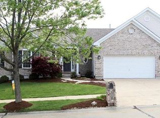 925 Crown Pointe Estates Dr, Ballwin, MO 63021