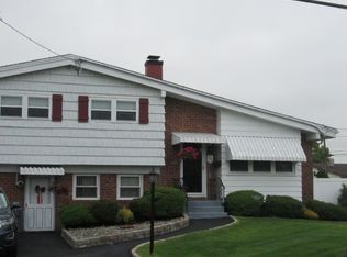 371 Oakland Ave, Deer Park, NY