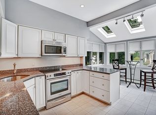 7 Jackson Ave, Gladstone, NJ 07934