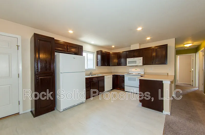 4 bed, 3.0 bath, 2180 sqft, $2,055 — Photo 2