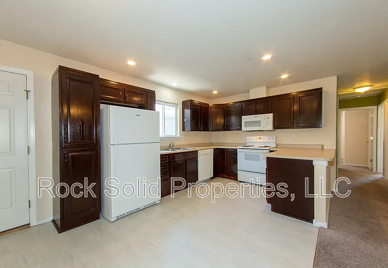 407 E 5th St — Photo 2