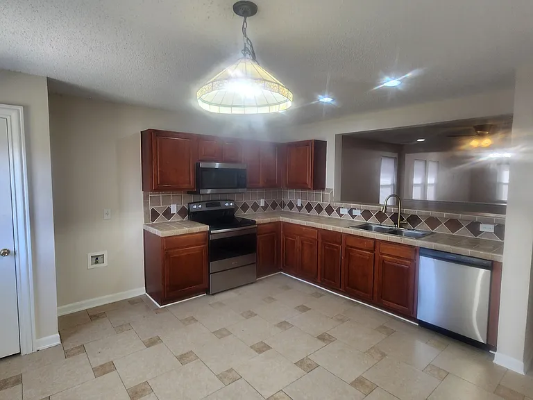 1625 Princess Ln — Photo 2