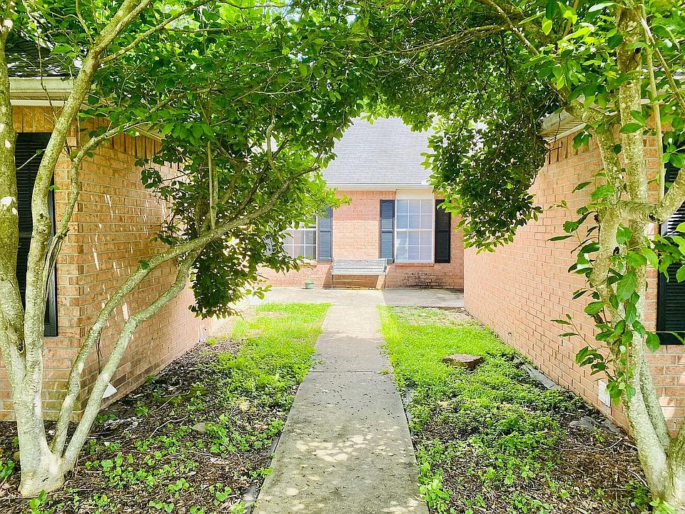 Private Courtyard Entry