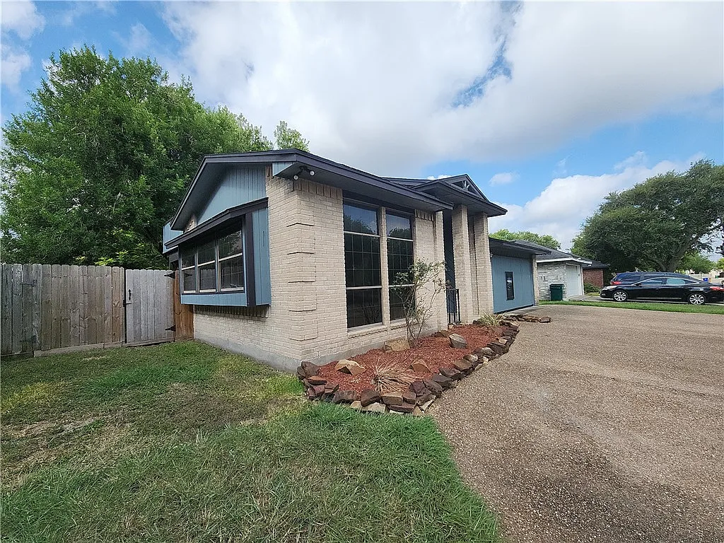 4 bed, 2.0 bath, 1999 sqft, $2,100 — Photo 2