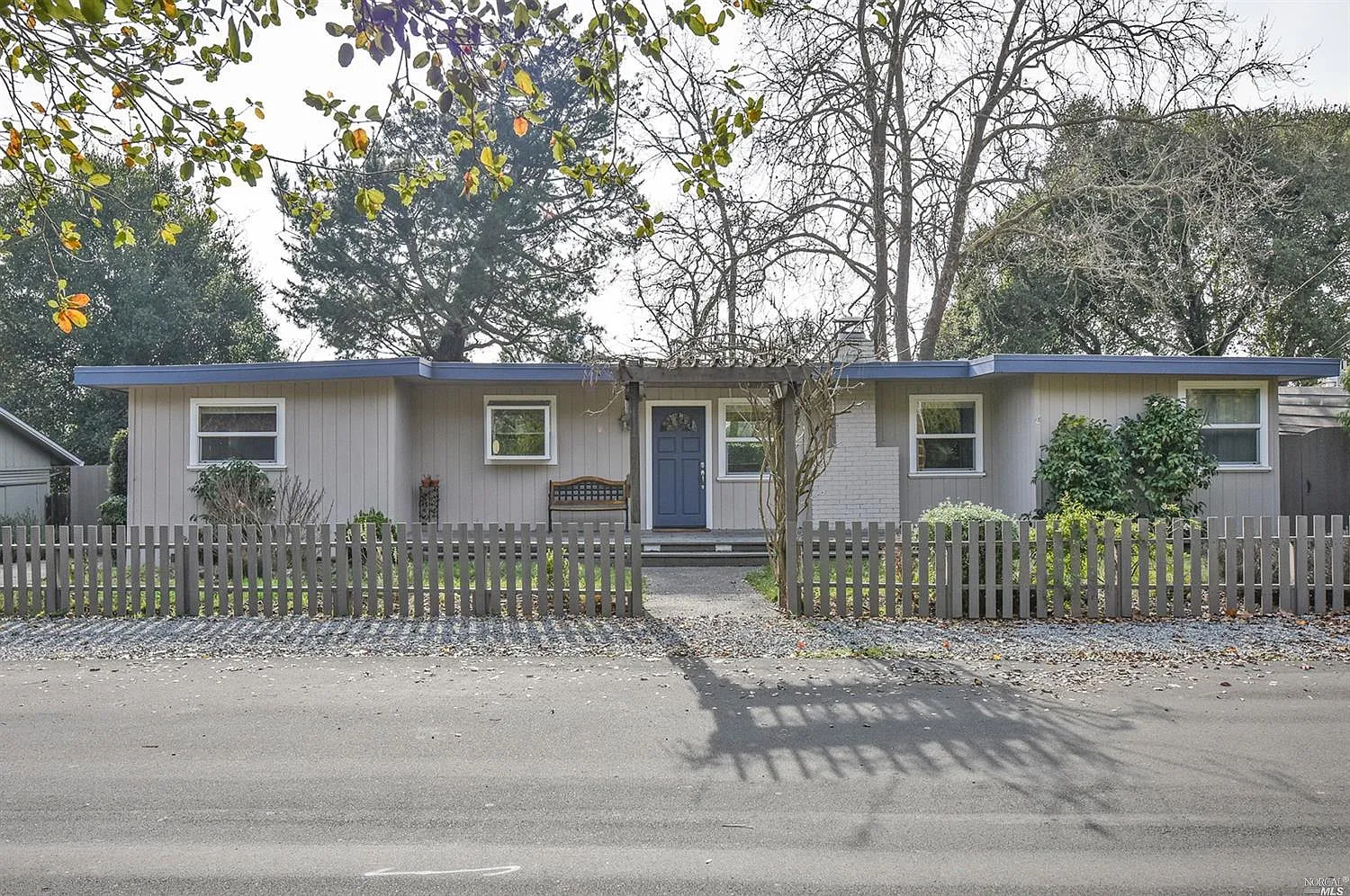 2933 Lomitas Ave photo 1